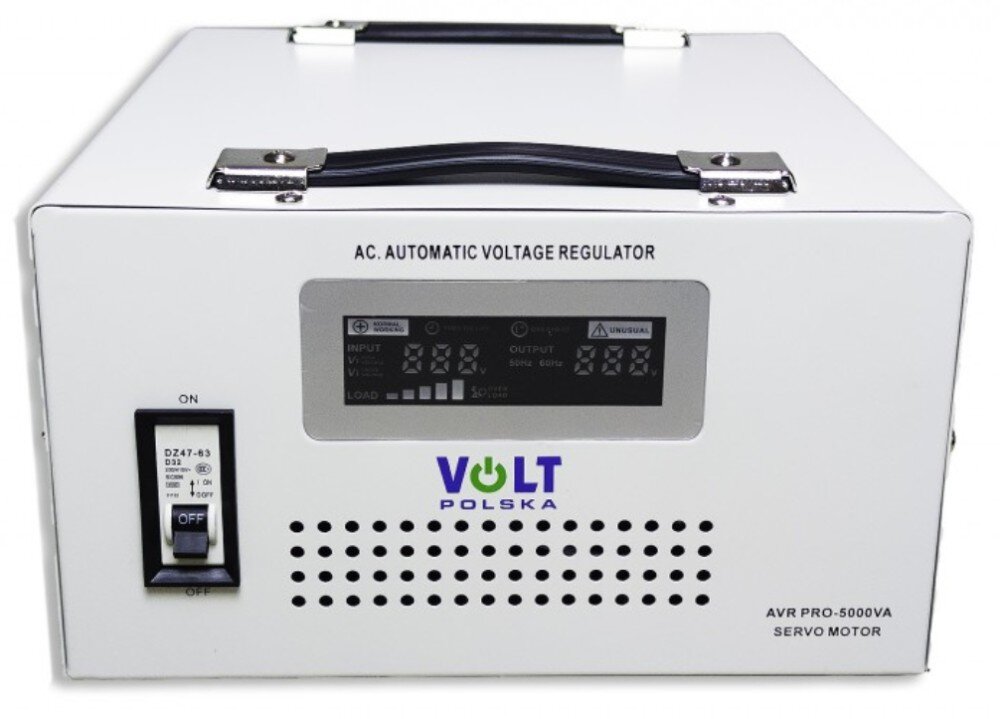 Stabilizator napięcia VOLT AVR Pro Widok z przodu na biały stabilizator napięcia, prezentujący centralnie umieszczony ekran cyfrowy z odczytami napięcia, logo marki pod nim, czarny przełącznik po lewej stronie oraz poziome rzędy otworów wentylacyjnych na dole