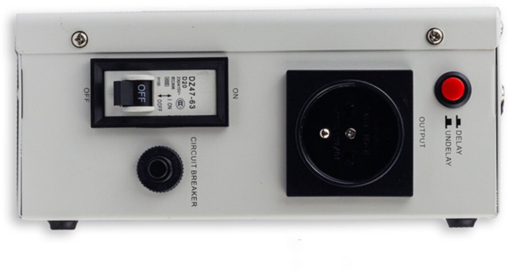 Stabilizator napięcia VOLT AVR Zbliżenie na boczny panel sterowania zawierający od lewej włącznik nadprądowy, gniazdo bezpiecznika, gniazdo sieciowe typu Schuko oraz czerwony przycisk zmiany trybu opóźnienia