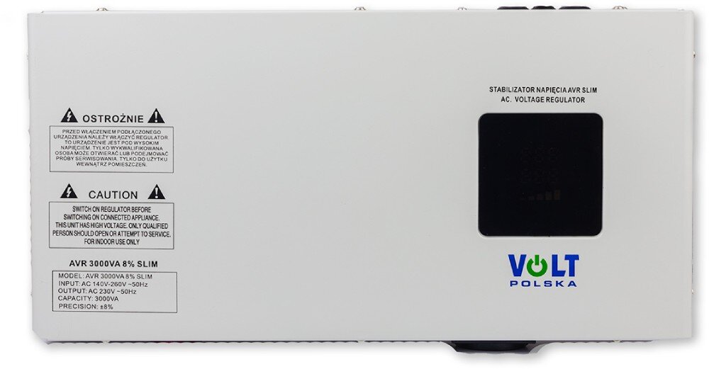 Stabilizator napięcia VOLT AVR Górna część obudowy urządzenia z widocznymi po lewej stronie etykietami ostrzegawczymi i specyfikacją techniczną, a po prawej stronie czarnym wyświetlaczem i logotypem producenta