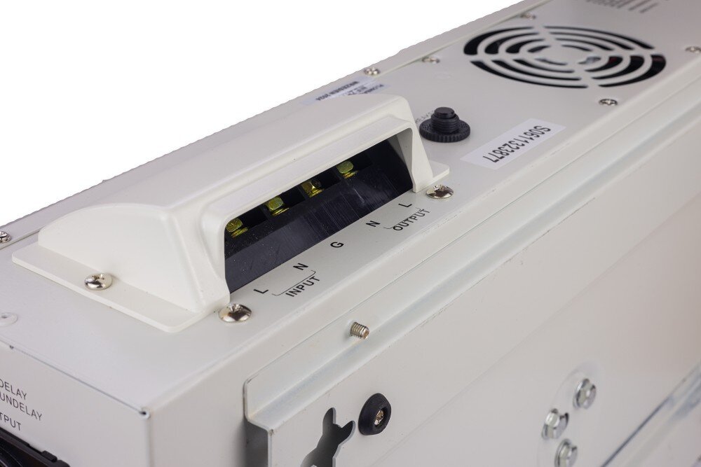 Stabilizator napięcia VOLT AVR Górna część obudowy urządzenia z widocznymi po lewej stronie etykietami ostrzegawczymi i specyfikacją techniczną, a po prawej stronie czarnym wyświetlaczem i logotypem producenta