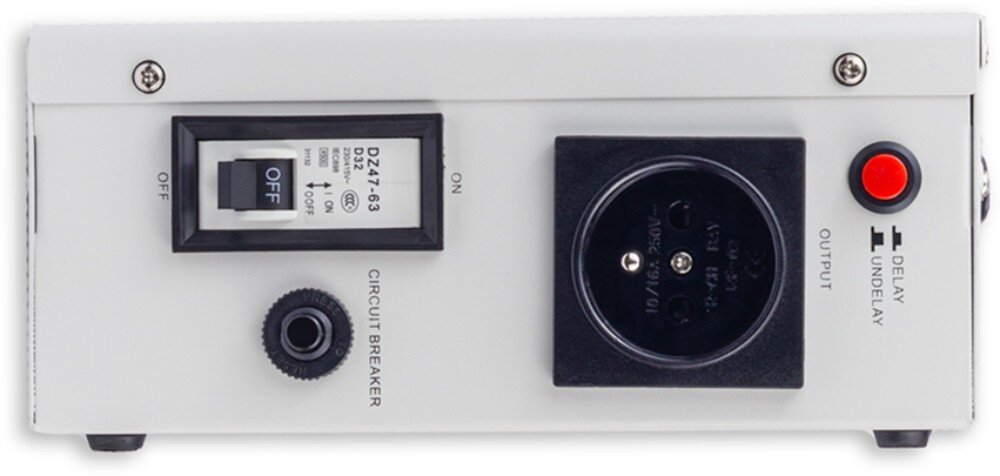 Stabilizator napięcia VOLT AVR Zbliżenie na boczny panel sterowania zawierający od lewej włącznik nadprądowy, gniazdo bezpiecznika, gniazdo sieciowe typu Schuko oraz czerwony przycisk zmiany trybu opóźnienia