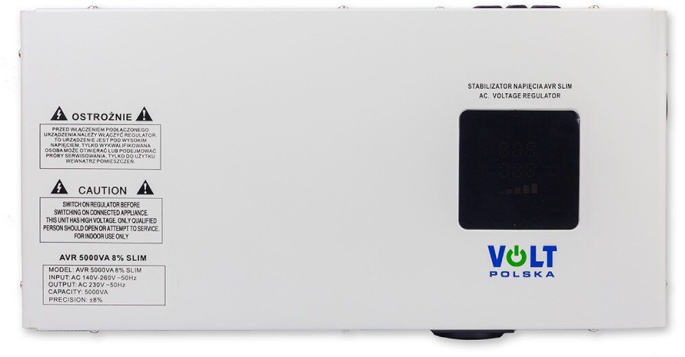 Stabilizator napięcia VOLT AVR Górna część obudowy urządzenia z widocznymi po lewej stronie etykietami ostrzegawczymi i specyfikacją techniczną, a po prawej stronie czarnym wyświetlaczem i logotypem producenta