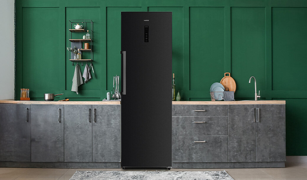 Chłodziarka MPM-387-CJF-38/D  w ciemnej zabudowie kuchennej.
