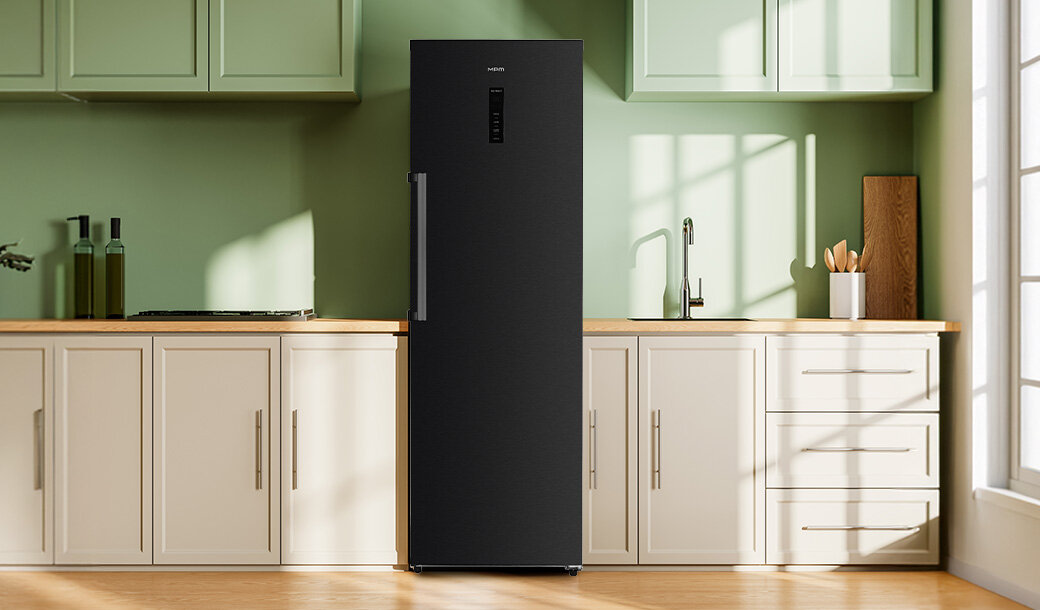 Chłodziarka MPM-387-CJF-38/D  w jasnej aranżacji.