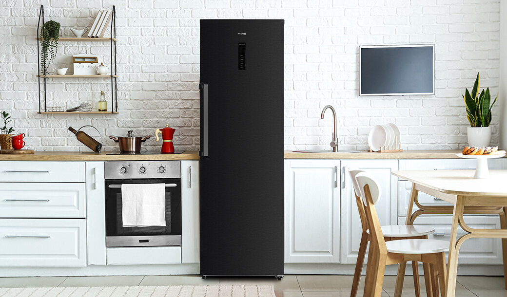 Chłodziarka MPM-387-CJF-38/D  w jasnej zabudowie kuchennej.