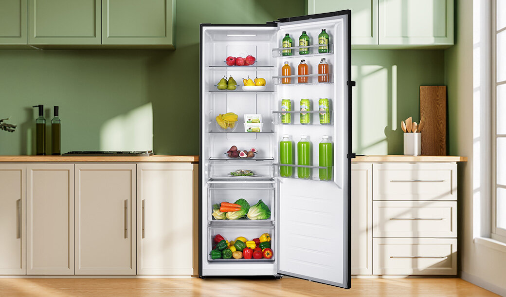 Otwarta chłodziarka MPM-387-CJF-38/D  w jasnej zabudowie kuchennej.