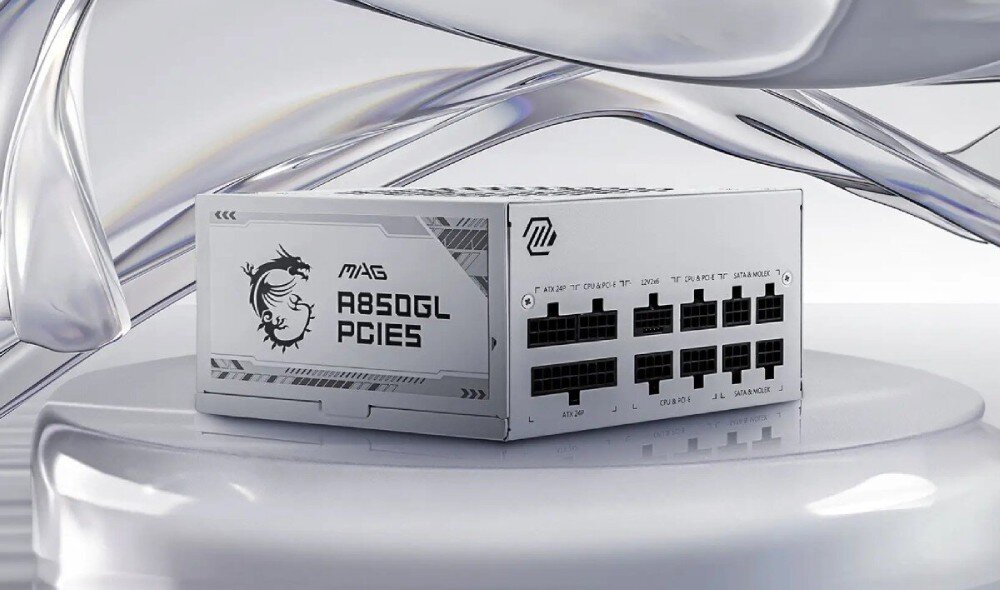 Komputer MAD DOG GeForce RTX5080 DLSS 4 Reflex Edition 2 PANO-100R-WH-01DR32 Biały zasilacz komputerowy z czarnymi gniazdami i grafiką smoka na boku zaprezentowany na tle srebrzystych fal