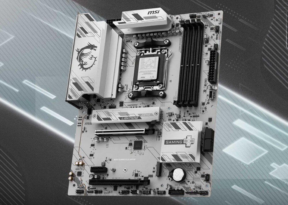 Komputer MAD DOG GeForce RTX5080 DLSS 4 Reflex Edition 2 PANO-100R-WH-01DR32 Płyta główna w jasnej kolorystyce ze srebrnymi elementami chłodzenia i czarnymi gniazdami pamięci widoczna pod kątem na szarym tle