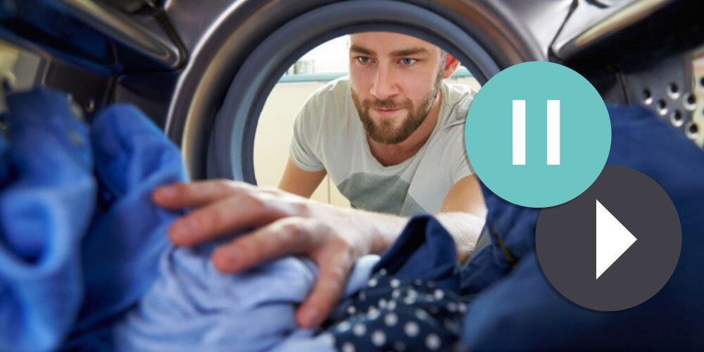 PRALKO-SUSZARKA CANDY SMART PRO CSOW 4855TWE lifestyle mężczyzna bęben wnętrze dokładanie ubrań tkaniny ikony pauza start przyciski Zatrzymuj i dorzucaj pranie funkcja pauza stop start zatrzymanie dorzucanie