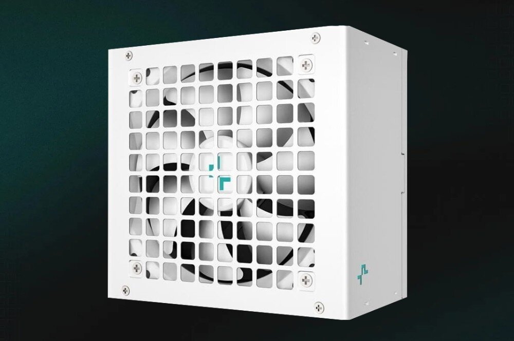 Komputer MAD DOG GeForce RTX5070 DLSS 4 Reflex Edition 2 ENDORFY500ARGB-WH-01DR32 Zasilacz komputerowy z białą obudową i turkusowym przełącznikiem zasilania, pokazany na ciemnym tle, zasilacz, moc, sprawność, zabezpieczenia