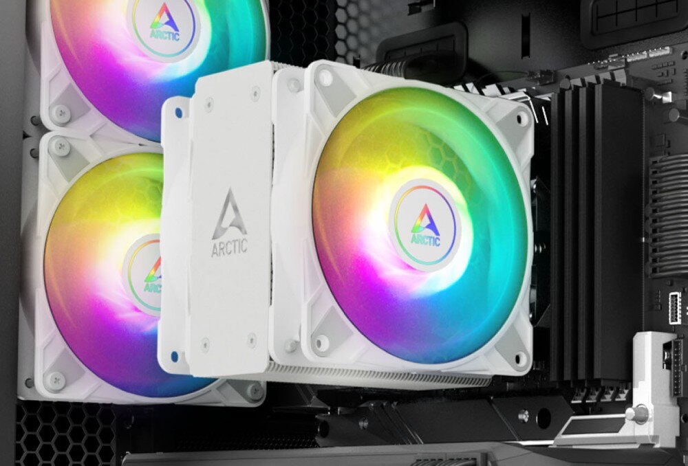 Komputer MAD DOG GeForce RTX5070 DLSS 4 Reflex Edition 2 ENDORFY500ARGB-WH-01DR32 Chłodzenie procesora Arctic. Aluminiowe żebra radiatora widoczne za wentylatorami, obok podzespoły komputera, chłodzenie, temperatura, radiatory, podświetlenie