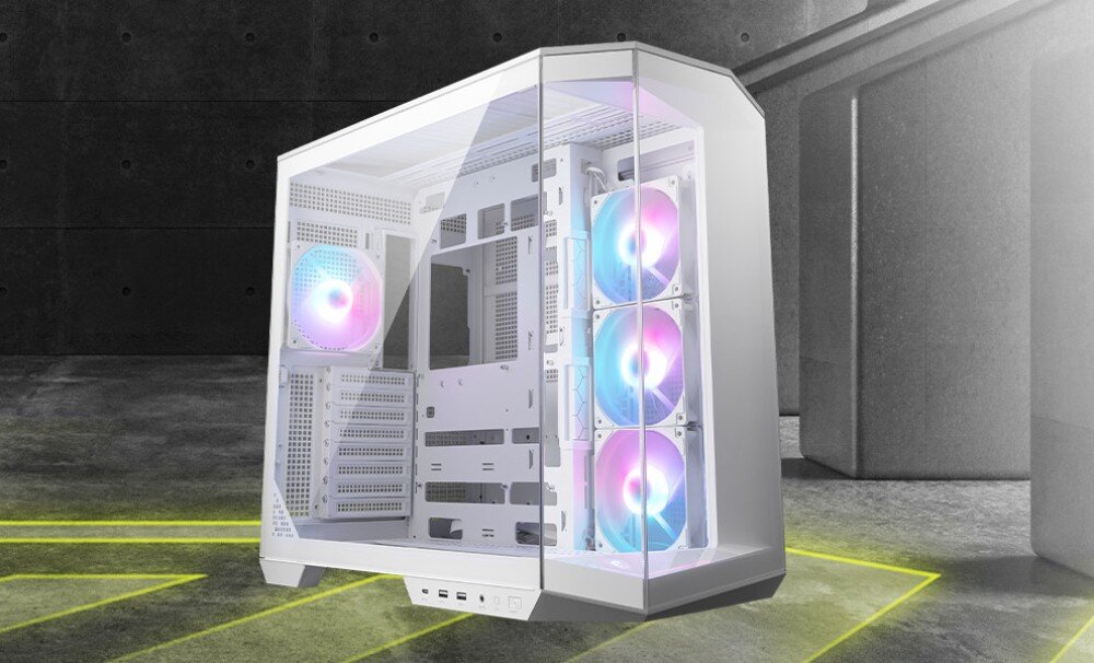 Komputer MAD DOG GeForce RTX5070Ti DLSS 4 Reflex Edition 2 PANO-100R-WH-02WR32WH Biała przeszklona obudowa komputerowa ukazująca wnętrze z podświetlonymi wentylatorami stojąca na szarym tle z żółtymi liniami