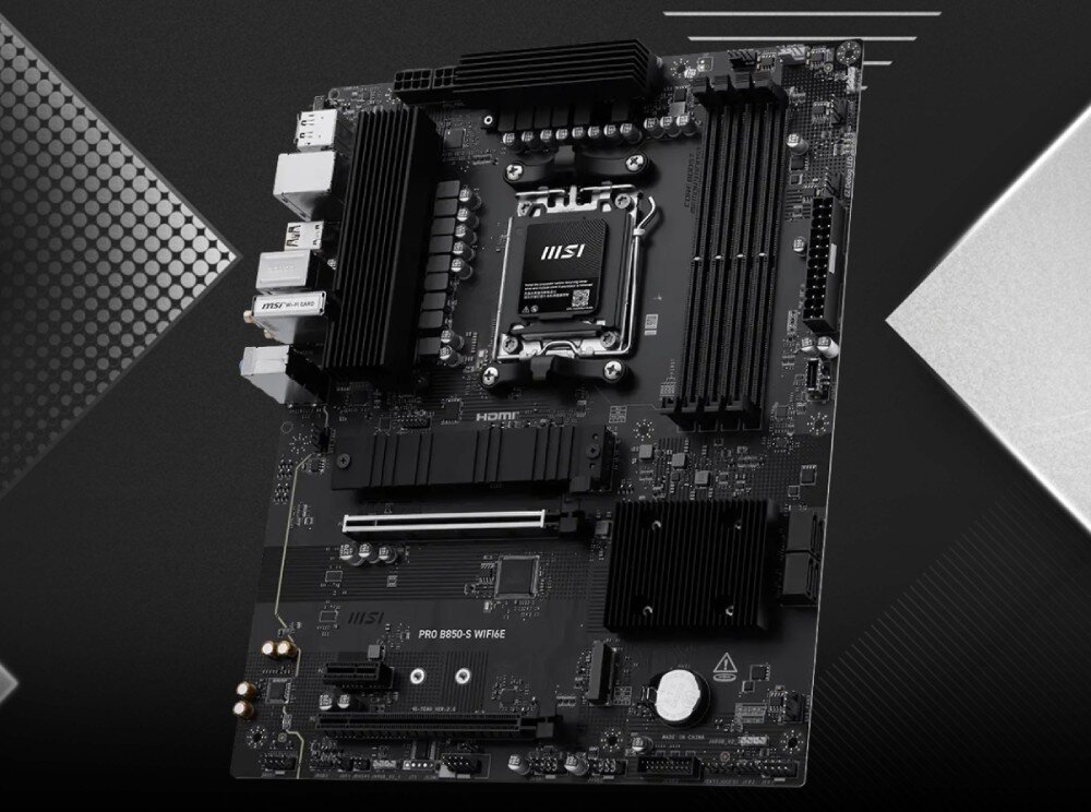 Komputer MAD DOG MASTERPIECE-A01DR32 Płyta główna z ustawiona przodem na tle ze srebrno-czarnymi paskami, kompatybilność, układ zasilania, łączność Wi-Fi