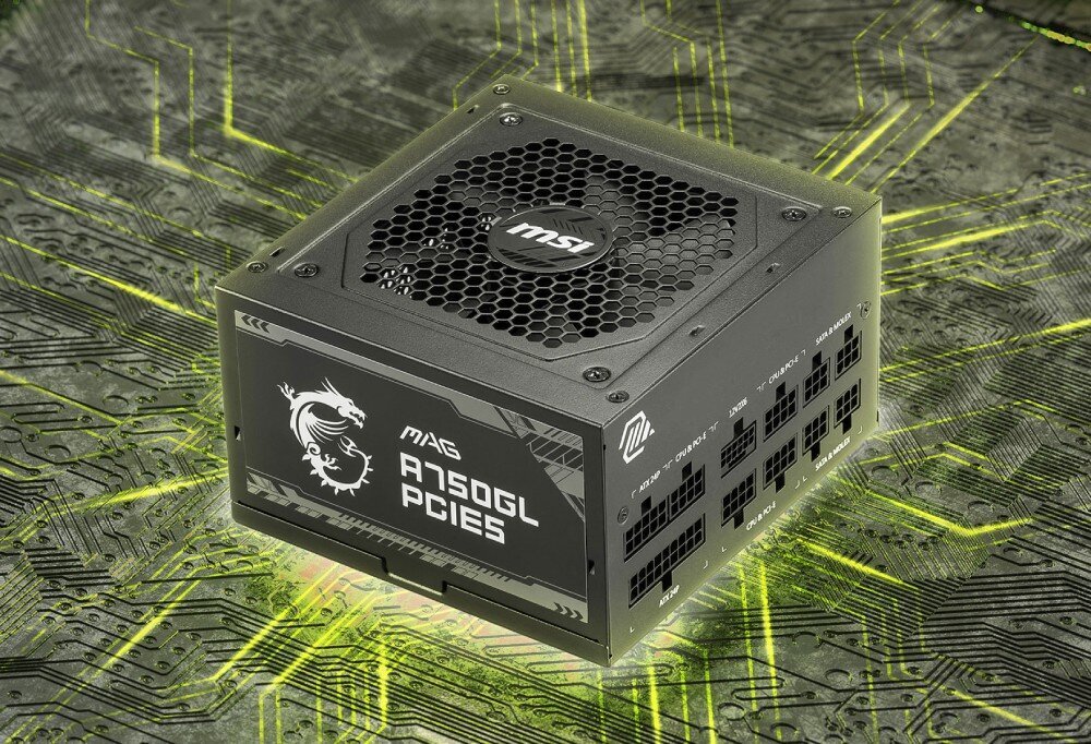 Komputer MAD DOG MASTERPIECE-A01WR32WH Zasilacz z widocznym wentylatorem i oznaczeniem 'MAG A750GL PCIE5', ustawiony na tle z motywem płyty głównej z zielonymi liniami, opis