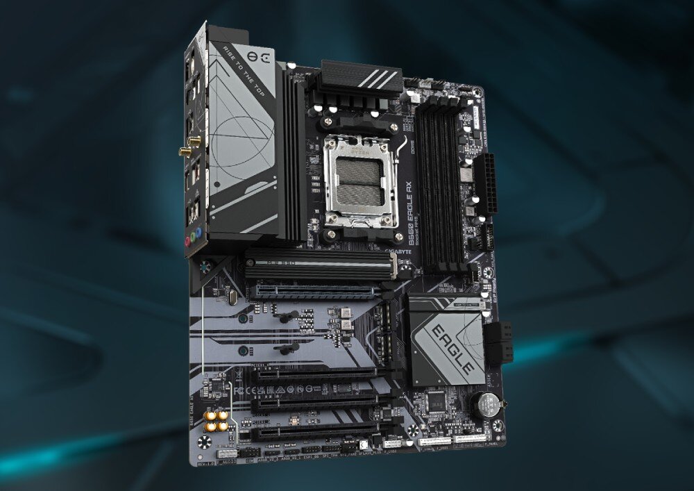 Komputer MAD DOG GeForce RTX5070 DLSS 4 Reflex Edition 2 STELLAR-A01DB32 Płyta główna ustawiona przodem z metalowymi radiatorami i panelem portów, kompatybilność, interfejs, układ zasilania, dźwięk, łączność Wi-Fi 6E 