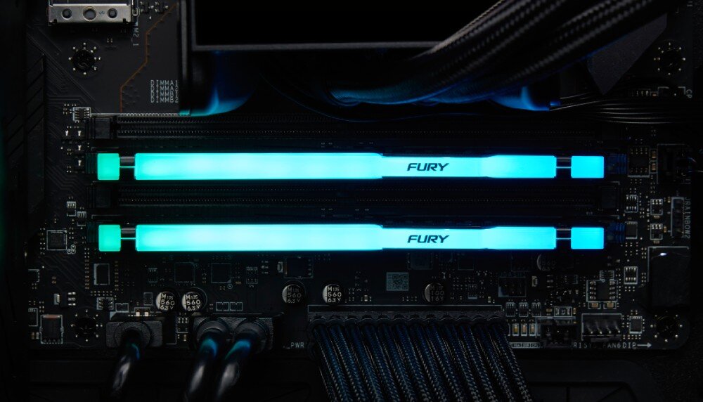 Komputer MAD DOG MASTERPIECE-A01WR32WP Dwa moduły pamięci RAM z podświetleniem LED zamontowane na płycie głównej komputera, pamięć RAM, taktowanie, opóźnienia, profile Intel XMP, AMD EXPO