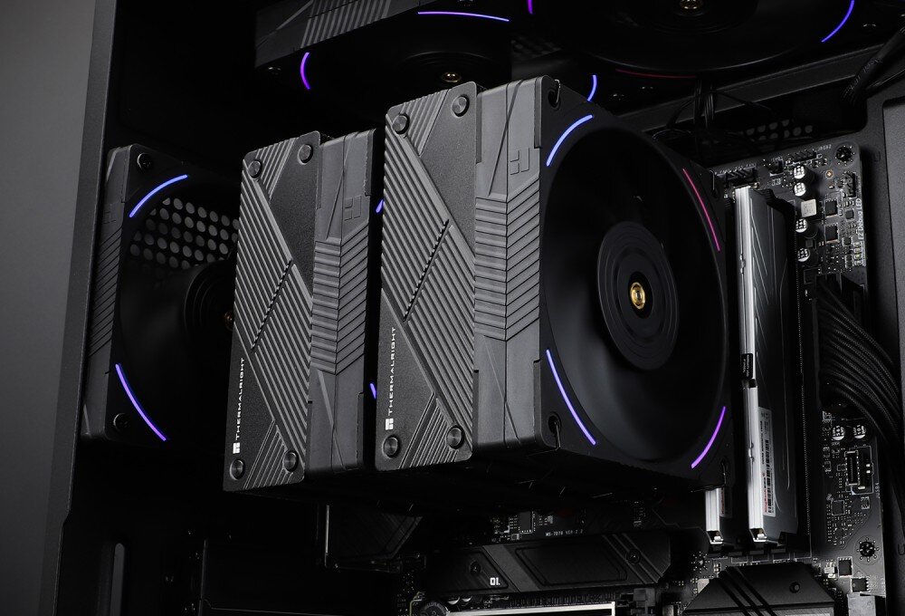 Komputer MAD DOG GeForce RTX5070 DLSS 4 Reflex Edition 2 STELLAR-A01WB32WP Zbliżenie na wnętrze komputera prezentujące duży czarny system chłodzenia procesora z dwoma wentylatorami ozdobionymi fioletowymi pierścieniami świetlnymi