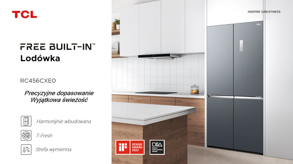 LODÓWKA TCL RC456CXE0 Grafika prezentuje lodówkę TCL RC456CXE0 zabudowaną w jasnej kuchni z białymi górnymi szafkami, drewnianymi dolnymi frontami i wyspą z blatem w kolorze kamienia po lewej stronie. Po lewej części kadru umieszczono logotyp TCL, nazwę serii FREE BUILT-IN, oznaczenie modelu oraz hasło „Precyzyjne dopasowanie Wyjątkowa świeżość” wraz z ikonami funkcji i logotypami nagród