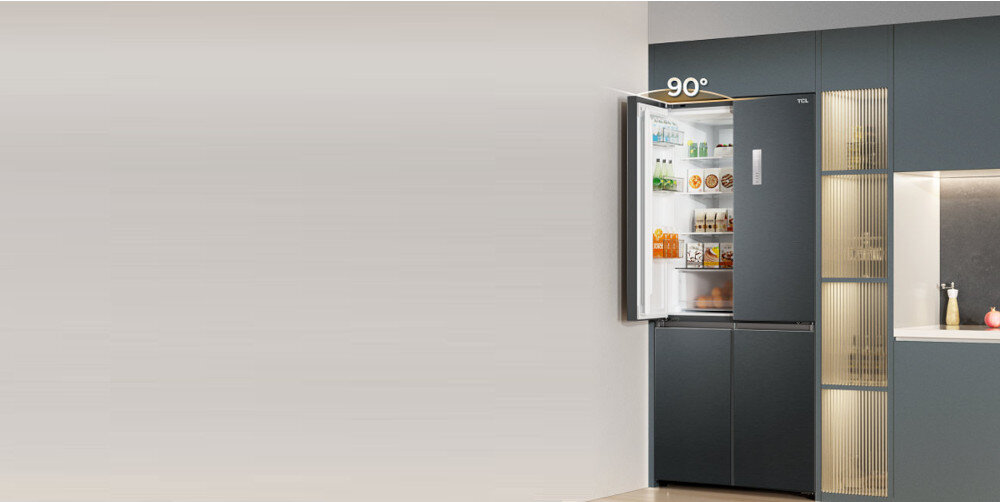 LODÓWKA TCL RC456CXE0 Po prawej stronie widać grafitową zabudowę kuchenną z lodówką French Door, której lewe drzwi są otwarte dokładnie pod kątem 90°, co zaznaczono białym napisem nad górną krawędzią. Resztę kadru wypełnia jednolite, jasne tło ściany po lewej, podkreślające możliwość pełnego otwarcia drzwi tuż przy bocznej ściance kąt otwarcia drzwi 90 stopni łatwy dostęp ciasne przestrzenie zabudowa narożna wygoda użytkowania-