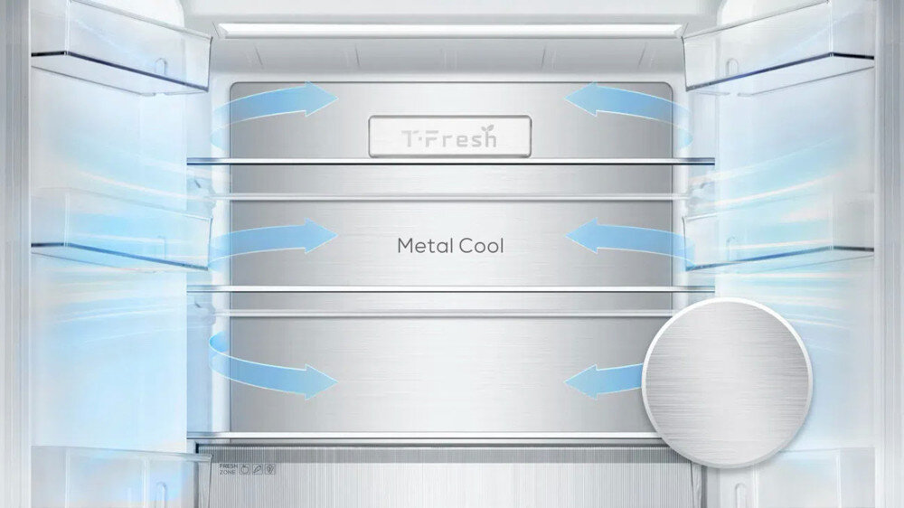 LODÓWKA TCL RC456CXE0 Zdjęcie przedstawia wnętrze lodówki z metalową tylną ścianką „Metal Cool”, po której rozchodzą się niebieskie strzałki symbolizujące cyrkulację zimnego powietrza. W prawym dolnym rogu znajduje się powiększone koło pokazujące strukturę szczotkowanego metalu Metal Cool równomierna temperatura stabilne chłodzenie ochrona świeżości