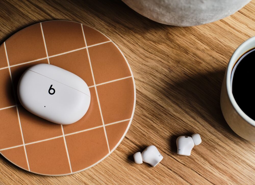 SŁUCHAWKI BEATS STUDIO BUDS + DŹWIĘK JAKOŚĆ ZNIEKSZTAŁCENIA TRYBY CZAS DZIAŁANIA ODPORNOŚĆ DESIGN STYL