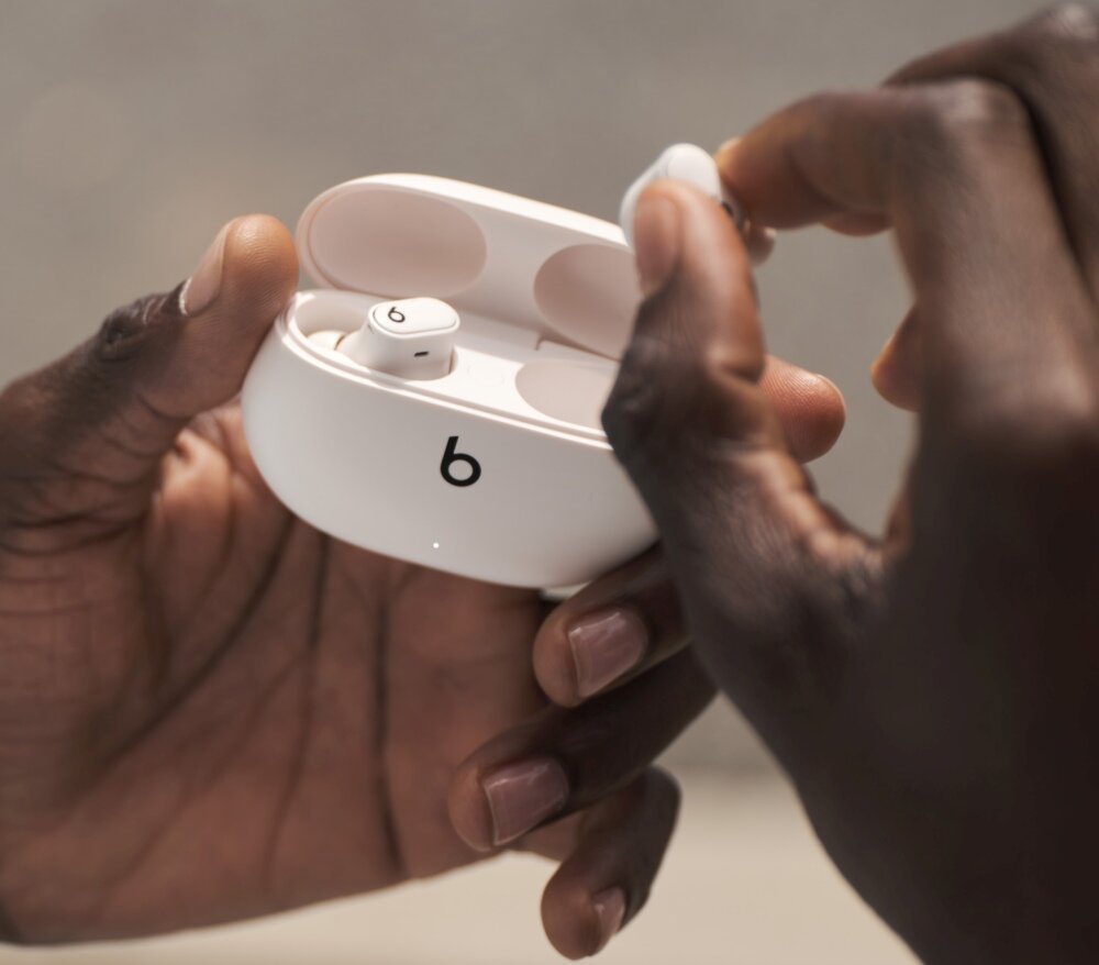 SŁUCHAWKI BEATS STUDIO BUDS + DŹWIĘK JAKOŚĆ ZNIEKSZTAŁCENIA TRYBY CZAS DZIAŁANIA ODPORNOŚĆ DESIGN STYL