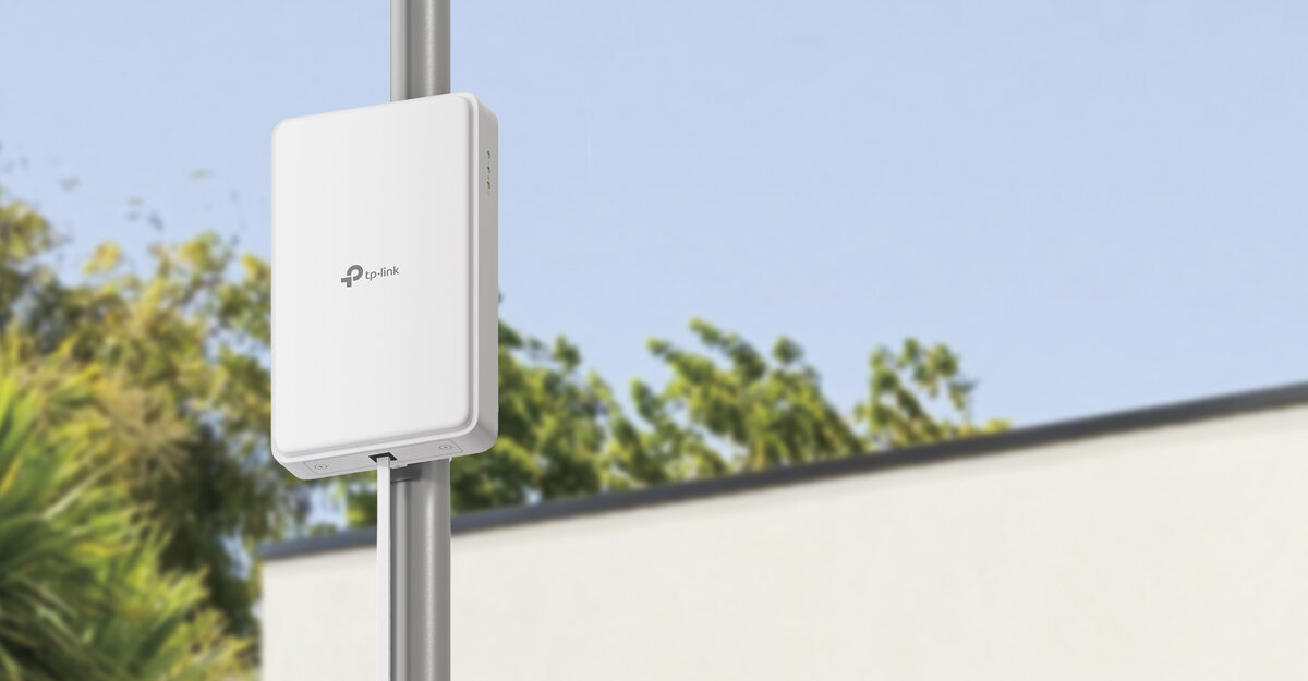Router TP-LINK NE200-Outdoor 5G Gniazdo SIM, dom, zewnątrz, 5G, router, router zamontowany na słupie w słoneczny dzień, w tle roślinność
