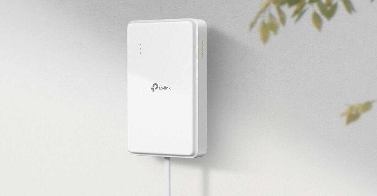 Router TP-LINK NE200-Outdoor 5G Gniazdo SIM, prędkość, 5G, streaming, gry, router zamontowany na ścianie, w tle roślinność