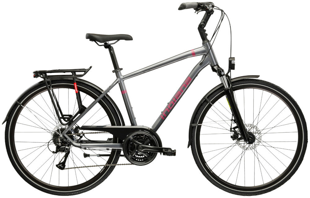 Rower trekkingowy INDIANA X-Road 3.0 M2128 cali męski Szaro-bordowy rower na białym tle widoczny z boku solidne błotniki osłona łańcucha chronią ubranie przed błotem, wodą i zabrudzeniami ułatwiają też utrzymanie roweru w czystości komfort codziennych dojazdów i rekreacyjnych wycieczek