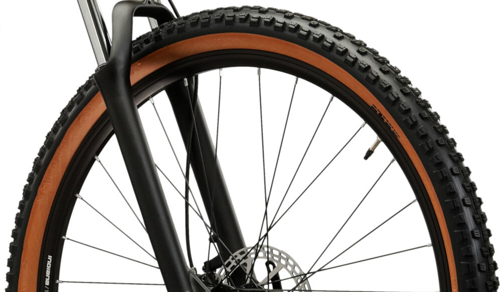 Rower górski MTB INDIANA X-Pulser 2.9 M18 29 cali męski Zielono-czarny zbliżenie na oponę widok pod skosem rozmiar koła 29 cali szybkie osiągnięcie docelowej prędkości jazdy łatwiej jest pokonać różne przeszkody szerokie opony marki OBOR z głębokim bieżnikiem aluminiowe obręcze zachowanie regularnego kształtu kół stabilne trzymanie opony bezpieczna i komfortowa jazda regularne sprawdzanie ciśnienia powietrza wartość na bocznej części opony