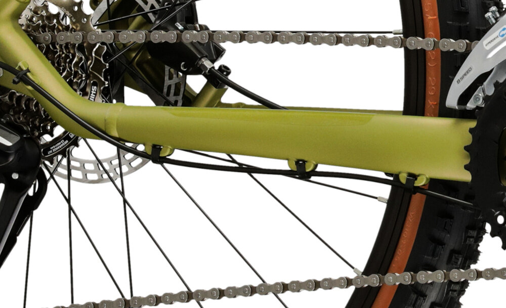 Rower górski MTB INDIANA X-Pulser 2.9 M18 29 cali męski Zielono-czarny zbliżenie na łańcuch łańcuch marki YBN typ SB odpowiednia konstrukcja ogniw wspiera płynną współpracę z kasetą i zębatkami bardziej równomierne przenoszenie mocy mniejsze zużycie pozostałych elementów napędu