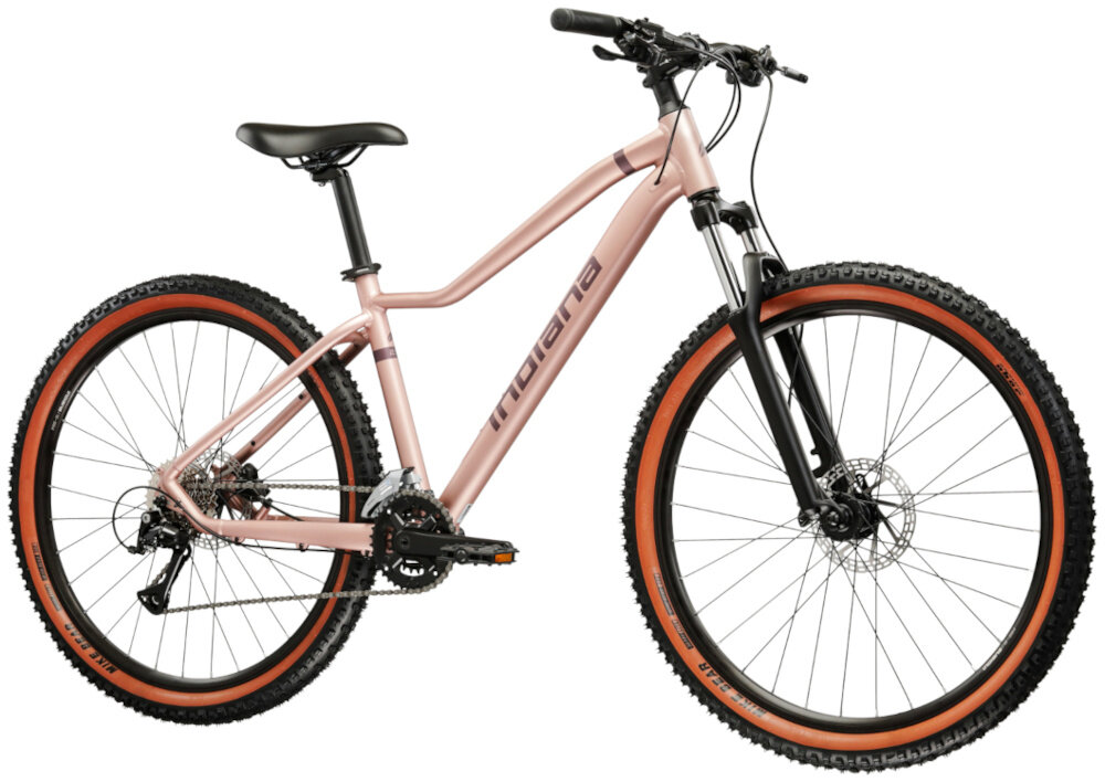 Rower górski MTB INDIANA X-Pulser 2.9 D15 27 cali damski Różowo-złoto-fioletowy rower na białym tle widoczny od przodu pod skosem góral dla sportowców do jazdy wyczynowej uniwersalny dla amatorów zwrotny łatwo wchodzący w zakręty do jazdy w mieście na drodze utwardzonej i nieutwardzonej w lesie górski szlak błocie piachu