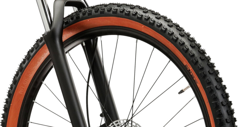 Rower górski MTB INDIANA X-Pulser 2.9 D15 27 cali damski Różowo-złoto-fioletowy zbliżenie na oponę widok pod skosem rozmiar koła 27 cali szybkie osiągnięcie docelowej prędkości jazdy łatwiej jest pokonać różne przeszkody szerokie opony marki OBOR z głębokim bieżnikiem aluminiowe obręcze zachowanie regularnego kształtu kół stabilne trzymanie opony bezpieczna i komfortowa jazda regularne sprawdzanie ciśnienia powietrza wartość na bocznej części opony