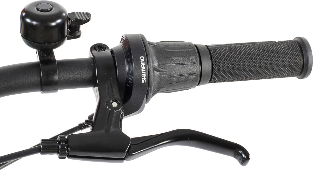 Zdjęcie przedstawia czarną kierownicę rowerową z dzwonkiem i manetką przerzutki z napisem \'SHIMANO\'.