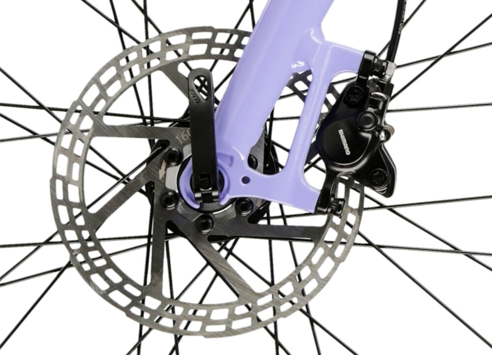 Zbliżenie na fioletowy widelec rowerowy z tarczą hamulcową i zaciskiem z napisem \'SHIMANO\'.
