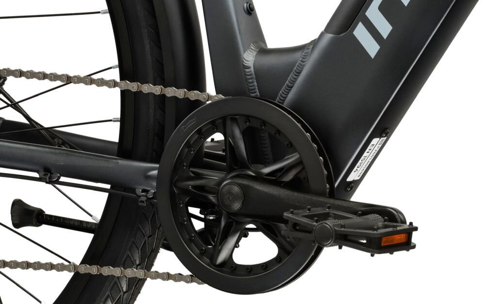 Zbliżenie na mechanizm napędowy roweru z widocznym napisem \'E-TREKKING 3.0\' na bordowej ramie. Widać również czarną korbę i łańcuch rowerowy.