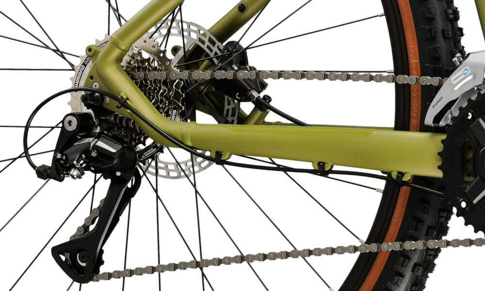 Rower górski MTB INDIANA X-Pulser 2.9 M20 29 cali męski Zielono-czarny zbliżenie na tylną przerzutkę przerzutki marki SHIMANO 16 przełożeń duża wytrzymałość sprawne działanie zmiana biegów jest płynna i bezproblemowa przednia i tylna przerzutka SHIMANO Altus technologia SHADOW przerzutki są schowane i mniej narażone na uszkodzenie precyzyjna praca mechanizmu komfort i kontrola