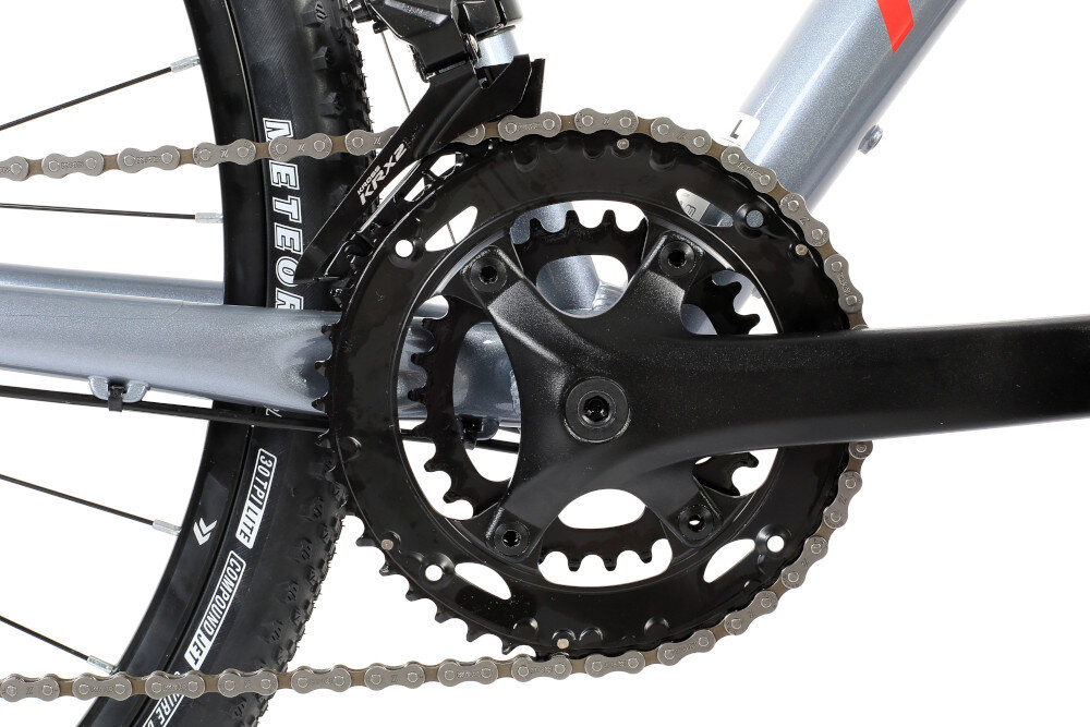 Rower gravel KROSS ESKER XPRT GRV U20 28 cali Grafitowo-bordowy zbliżenie na korbę i kasetę wkład suportu KROSS typu BB A-01 korba PROWHEEL typu 46/30Tx170 mm kaseta SHIMANO typu HG200 o zakresie 12-28T szeroki zakres kasety sprzyja płynnemu utrzymaniu tempa jazdy