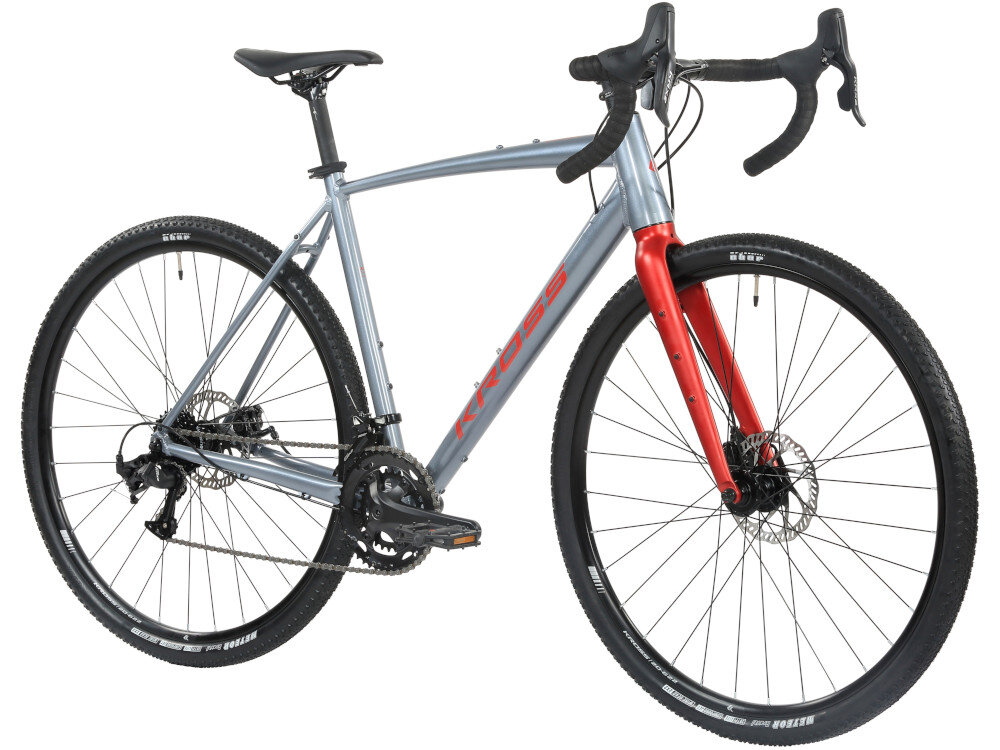 Rower gravel w kolorze grafitowo-bordowym z widocznym logo \'KROSS\' na ramie. Posiada kierownicę typu baranek i hamulce tarczowe.