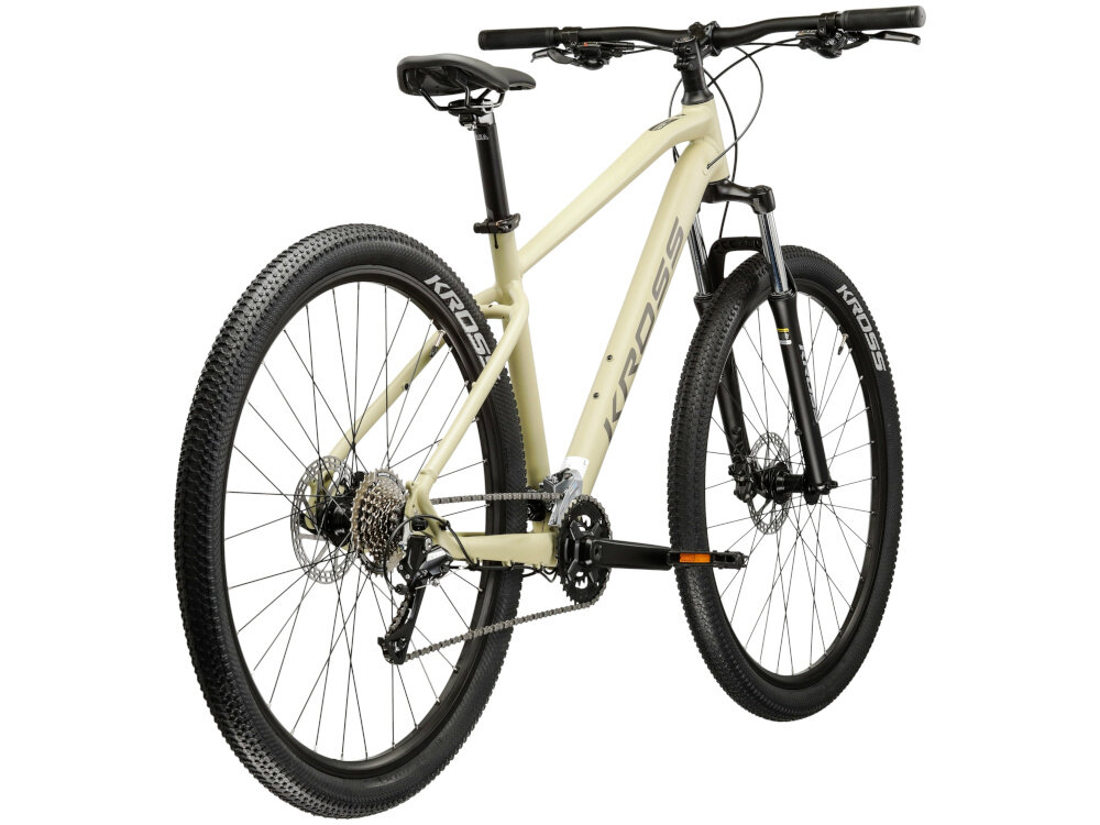 Rower górski MTB KROSS XPRT 9.1 M18 29 cali męski Beżowo-ciemnoszary rower na białym tle widoczny od tyłu pod skosem rozmiar koła 29 cali łatwe pokonywanie przeszkód duży kontakt koła z podłożem szerokie opony marki WANDA dobra przyczepność dwukomorowe aluminiowe obręcze zachowanie regularnego kształtu kół stabilne trzymanie opony bezpieczna i komfortowa jazda regularne sprawdzanie ciśnienia powietrza wartość na bocznej części opony
