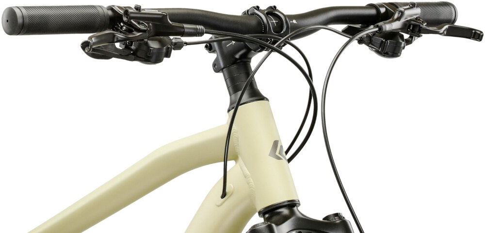 Rower górski MTB KROSS XPRT 9.1 M18 29 cali męski Beżowo-ciemnoszary zbliżenie na kierownicę widok od przodu pod skosem białe tło kontrola komfort aluminiowa kierownica KROSS o szerokości 720 mm stabilność i lepsza kontrola toru jazdy wspornik KROSS 31.8/3° o długości 60 mm poprawia precyzję manewrowania antypoślizgowe uchwyty pewny chwyt waga roweru 15,9 kg