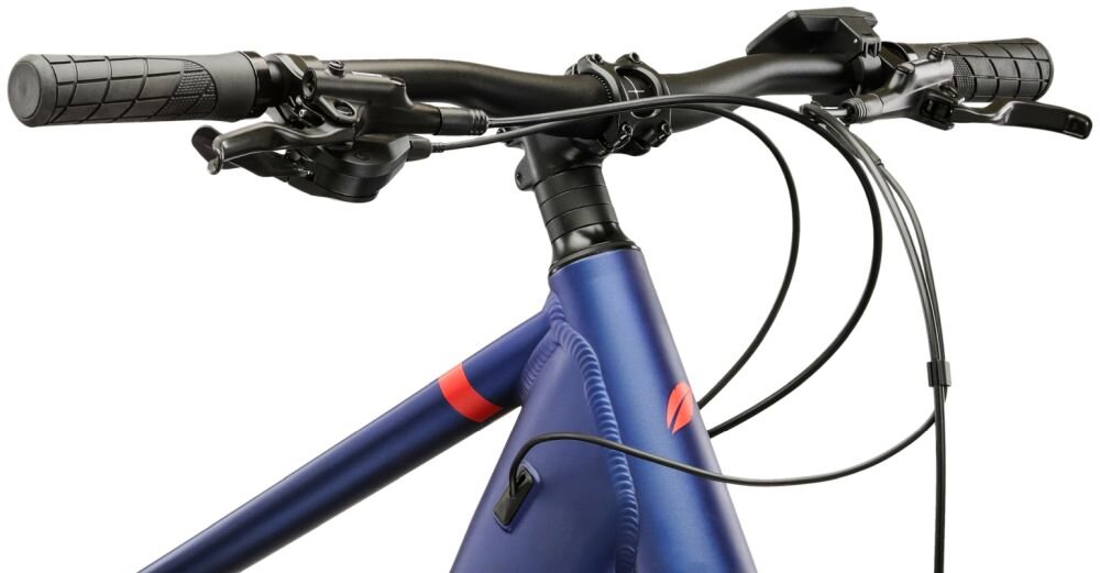 Zbliżenie na kierownicę roweru z czarnym uchwytem, dzwonkiem i dźwignią hamulca z napisem \'Shimano\'.