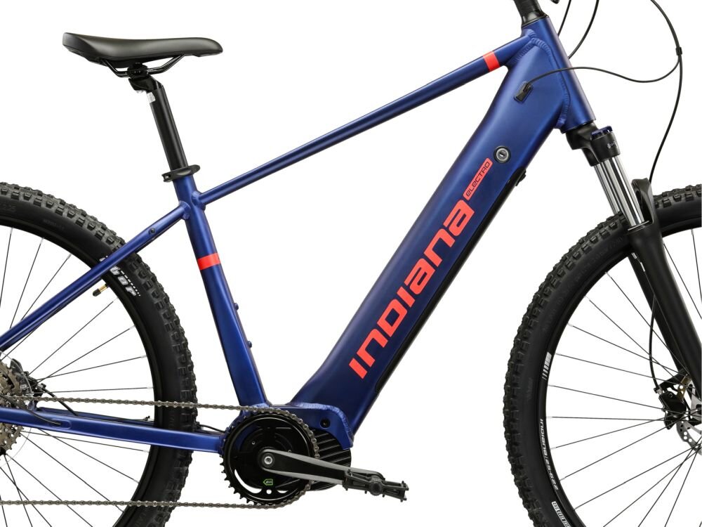 Rower elektryczny w kolorze zielono-czarnym z widocznym napisem \'Indiana\' na ramie. Opony mają napis \'KENDA\', a na ramie widnieje oznaczenie \'E-MTB 4.0\'.