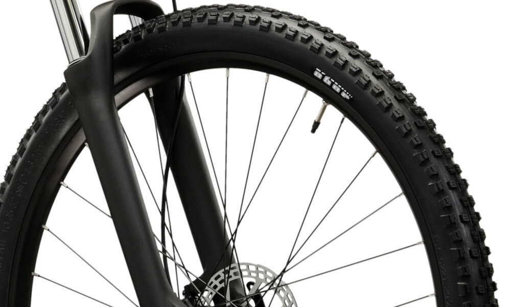 Rower górski MTB INDIANA X-Pulser 3.9 M18 29 cali męski Rubinowo-czarny Rozmiar zbliżenie na oponę widok z boku koła 29 cali szybkie osiągnięcie docelowej prędkości jazdy łatwiej jest pokonać różne przeszkody szerokie opony marki OBOR z głębokim bieżnikiem aluminiowe obręcze zachowanie regularnego kształtu kół stabilne trzymanie opony bezpieczna i komfortowa jazda regularne sprawdzanie ciśnienia powietrza wartość na bocznej części opony