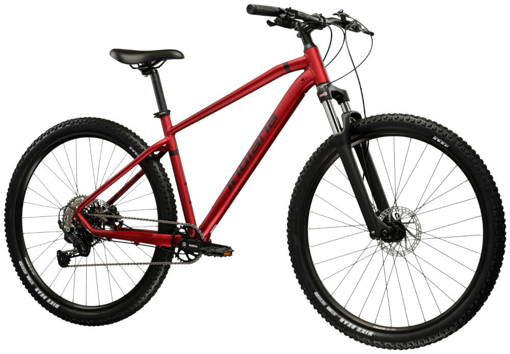 Rower górski MTB INDIANA X-Pulser 3.9 M20 29 cali męski Rubinowo-czarny rower na białym tle widoczny od przodu pod skosem góral dla sportowców do jazdy wyczynowej uniwersalny dla amatorów zwrotny łatwo wchodzący w zakręty do jazdy w mieście na drodze utwardzonej i nieutwardzonej w lesie górski szlak błocie piachu