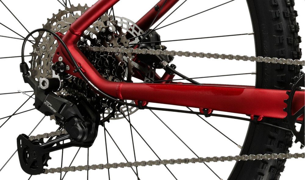 Rower górski MTB INDIANA X-Pulser 3.9 M20 29 cali męski Rubinowo-czarny zbliżenie na tylną przerzutkę przerzutki marki SHIMANO 10 przełożeń duża wytrzymałość sprawne działanie zmiana biegów jest płynna i bezproblemowa tylny napęd SHIMANO CUES U6000 precyzyjna praca mechanizmu komfort i kontrola