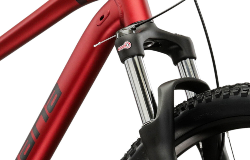 Rower górski MTB INDIANA X-Pulser 3.9 M20 29 cali męski Rubinowo-czarny zbliżenie na amortyzator widok z boku rower typu hardtail przedni amortyzator marki Suntour typu XCM RL skutecznie tłumi drgania i wstrząsy płynna i stabilna jazda amortyzator poprawia przyczepność kół kontrola nad rowerem wyższy poziom bezpieczeństwa i komfortu jazdy