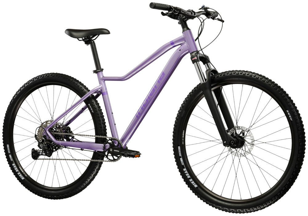 Rower górski MTB INDIANA X-Pulser 3.9 D18 29 cali damski Lawendowo-fioletowy rower na białym tle widoczny od przodu pod skosem góral dla sportowców do jazdy wyczynowej uniwersalny dla amatorów zwrotny łatwo wchodzący w zakręty do jazdy w mieście na drodze utwardzonej i nieutwardzonej w lesie górski szlak błocie piachu