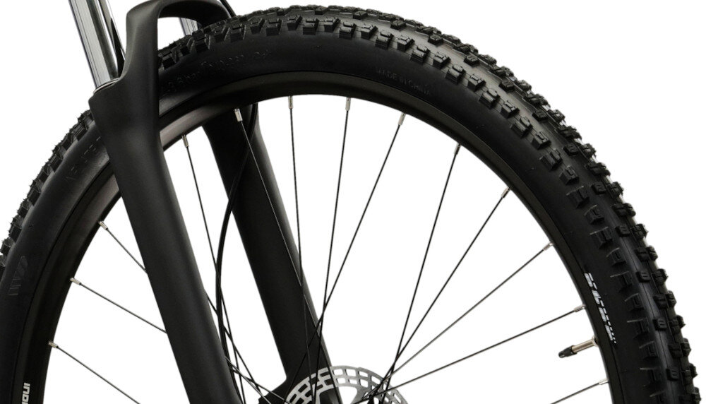 Rower górski MTB INDIANA X-Pulser 3.9 D18 29 cali damski Lawendowo-fioletowy Rozmiar zbliżenie na oponę widok z boku koła 29 cali szybkie osiągnięcie docelowej prędkości jazdy łatwiej jest pokonać różne przeszkody szerokie opony marki OBOR z głębokim bieżnikiem aluminiowe obręcze zachowanie regularnego kształtu kół stabilne trzymanie opony bezpieczna i komfortowa jazda regularne sprawdzanie ciśnienia powietrza wartość na bocznej części opony