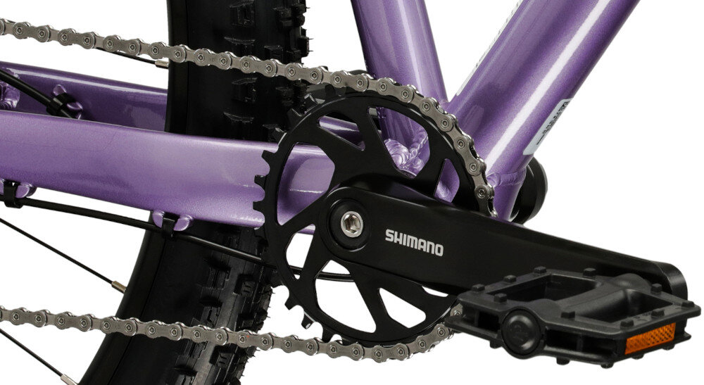 Rower górski MTB INDIANA X-Pulser 3.9 D18 29 cali damski Lawendowo-fioletowy zbliżenie na korbę solidny i wszechstronny napęd korba SHIMANO SHIMANO CUES U4000-1 kaseta SHIMANO CUES CS-LG-400 zakres przełożeń 11–46T system 10x1 zmniejsza liczbę elementów podatnych na regulację i zużycie zmiana biegów jest bardziej intuicyjna i płynna